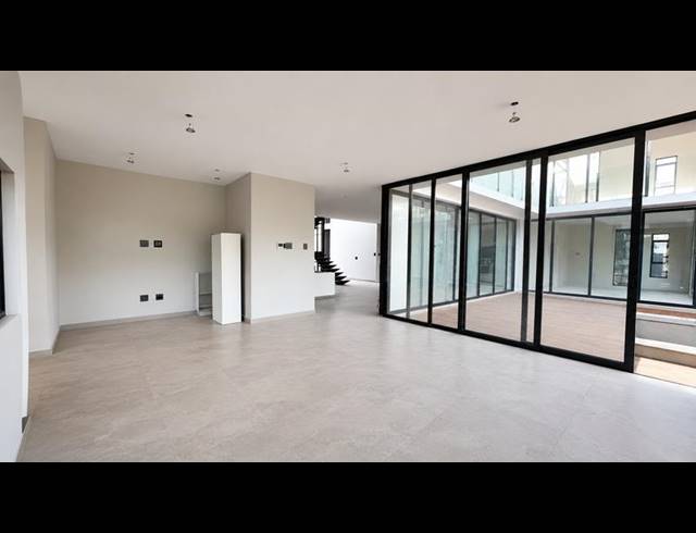 5 BEDROOM HOUSE FOR SALE IN COPPERLEAF ESTATE